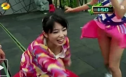 探讨裙底盗摄现象：如何在保护隐私与追求时尚之间找到平衡的创新解决方案