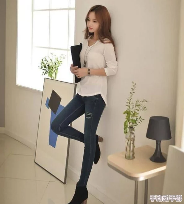 探寻夏日清凉：美女光屁屁无遮挡的时尚潮流与自信展现，尽显青春活力与自然魅力