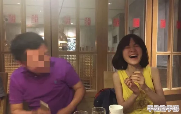 日本夏冰寒说：美女被撕开内衣内裤强吻捏胸，事件引发网友热议，相关视频在社交平台迅速传播，引起广泛关注与讨论