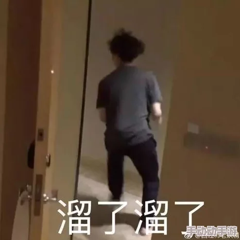 在夜色中迷醉：他与她之间那段疯狂吸吮双乳的激情视频，揭示了欲望与爱的极致交融