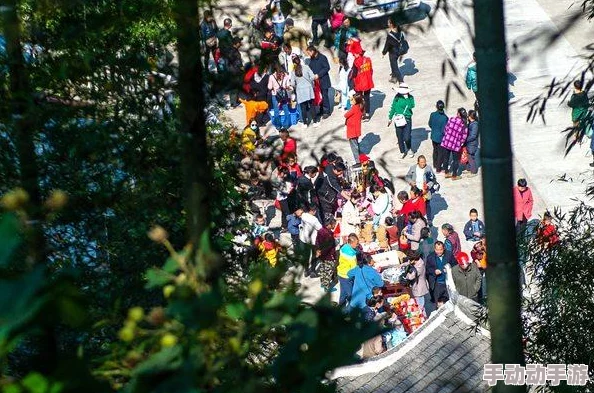 东北一工人因工作压力大叫高潮，现场气氛瞬间升温，引发众人围观热议！