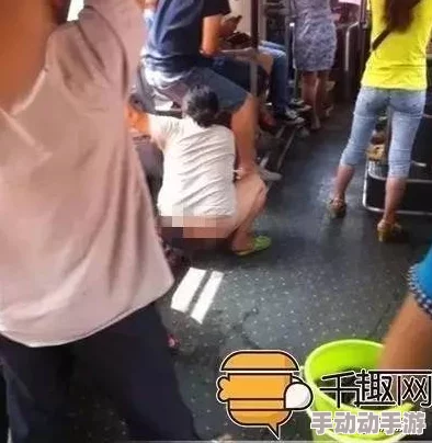 公车臀部摩擦挣扎进入：近日，社交媒体上关于公共交通中尴尬瞬间的讨论引发热议，网友们纷纷分享各自经历