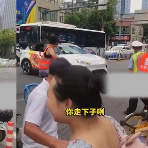 公车臀部摩擦挣扎进入：近日，社交媒体上关于公共交通中尴尬瞬间的讨论引发热议，网友们纷纷分享各自经历
