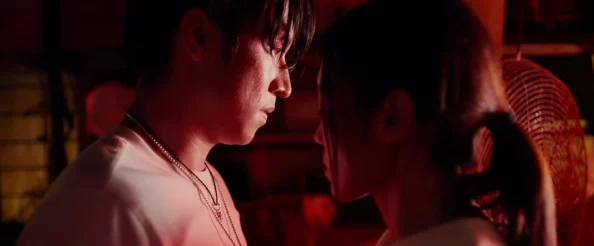 在厨房里的情欲交织：嗯啊声中绽放的爱与欲望