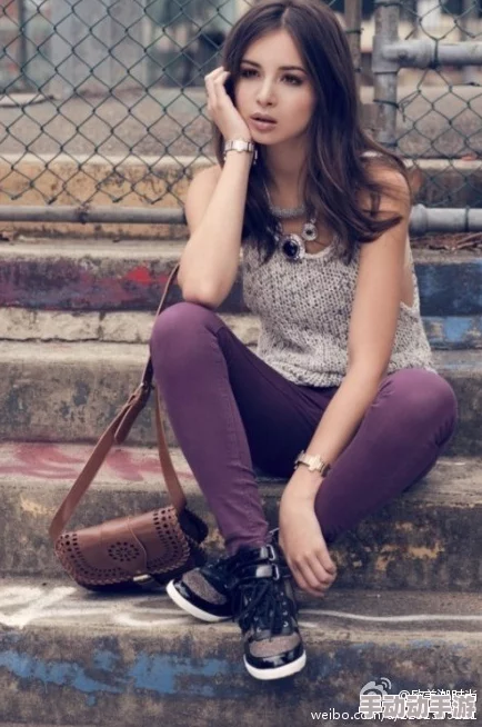 在阳光下的邂逅：美女如何巧妙勾搭路人，展开一场意想不到的野外浪漫之旅