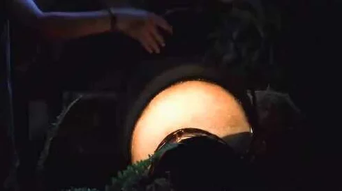 在疯狂的夜晚中，粗喘声伴随出轨的秘密交织，揭开欲望与背叛的迷雾