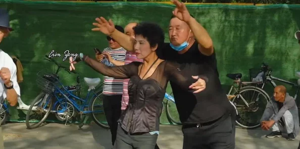 东北老女人被搡高潮大叫，瞬间引发围观群众惊愕不已，街头一片哗然！