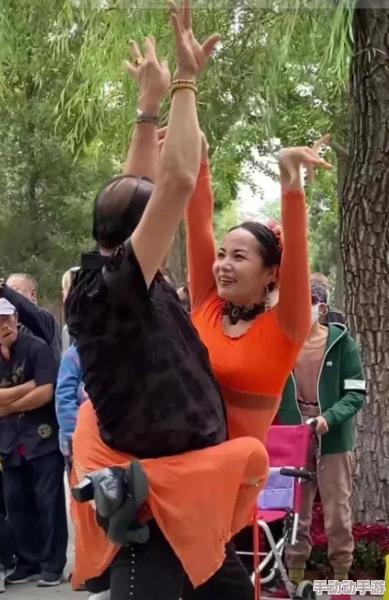 东北老女人被搡高潮大叫，瞬间引发围观群众惊愕不已，街头一片哗然！