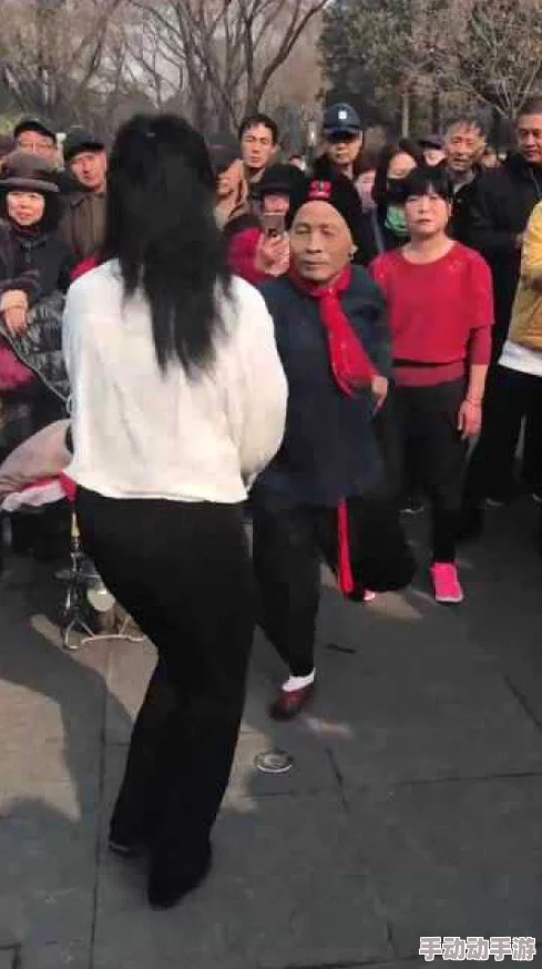 东北老女人被搡高潮大叫，瞬间引发围观群众惊愕不已，街头一片哗然！