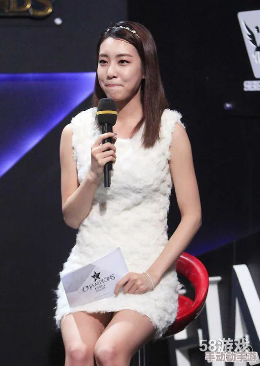 娇妻穿超短裙大胆展现魅力，夜晚约会引发的火热情愫与甜蜜瞬间尽在其中！