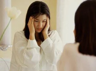 在意外的夜晚，小雪被老头下药后，体验了一场前所未有的刺激与惊险之旅