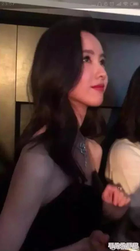 A级黄色A级熟女引发热议，网友热衷讨论其背后的故事与影响，话题持续升温！