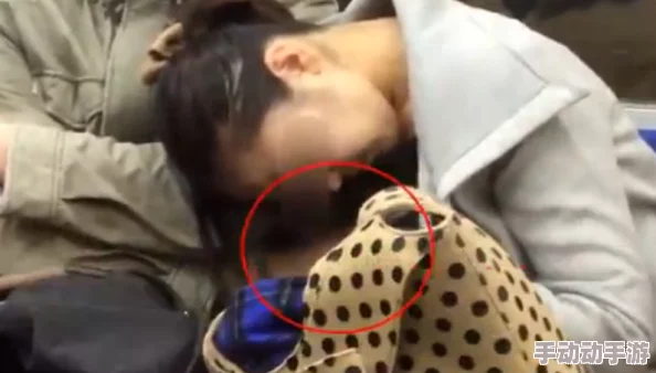 亲胸摸下面视频三分钟，网友们对此反应不一，有人认为这是对隐私的侵犯，也有人觉得是娱乐内容的一种表现