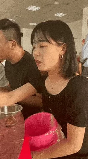 与讨厌一起出差住同一个房间：当工作需要与不合拍的同事共享空间时，如何应对尴尬和冲突？