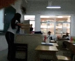 与讨厌一起出差住同一个房间：当工作需要与不合拍的同事共享空间时，如何应对尴尬和冲突？