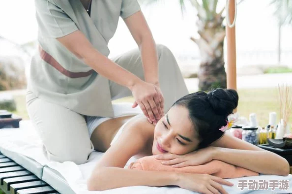 当女人脱去一切，男人的按摩不仅是身体的放松，更是一场心灵深处的温柔交流与释放