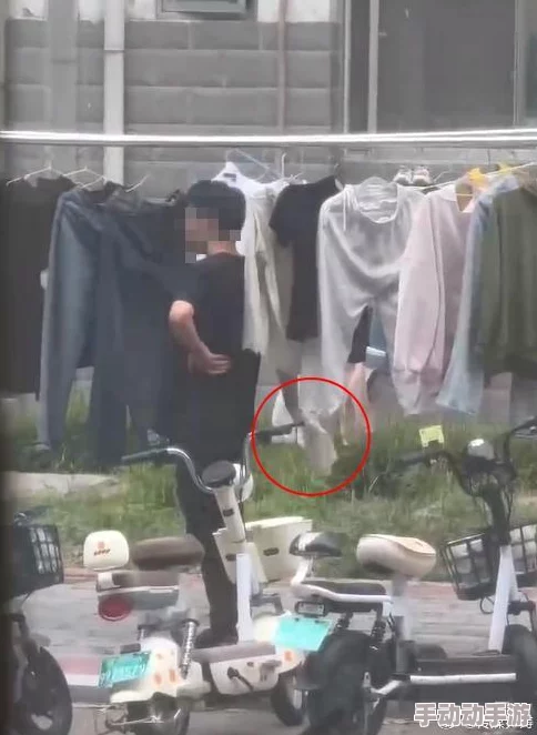 寝室强行扒裤摸j视频露出三角裤，警方已介入调查，相关责任人被拘留，案件进展引发广泛关注与讨论