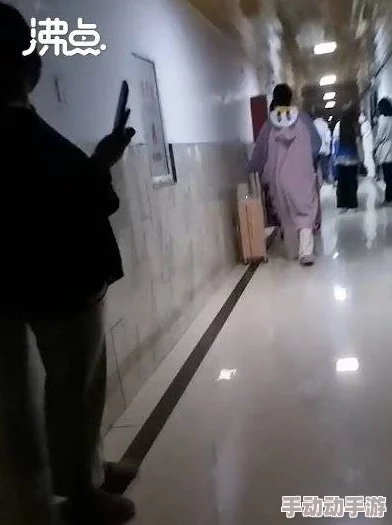 寝室强行扒裤摸j视频露出三角裤，警方已介入调查，相关责任人被拘留，案件进展引发广泛关注与讨论