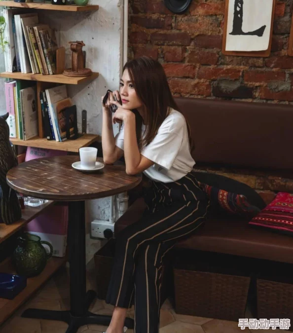丝袜美女被狂躁动态图片，展现出令人惊艳的时尚魅力与活力四射的舞姿，引发网友热议与点赞