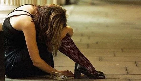 女人脱了内裤趴开腿让男躁作文，令人震惊的情节引发热议，背后隐藏着怎样的故事？