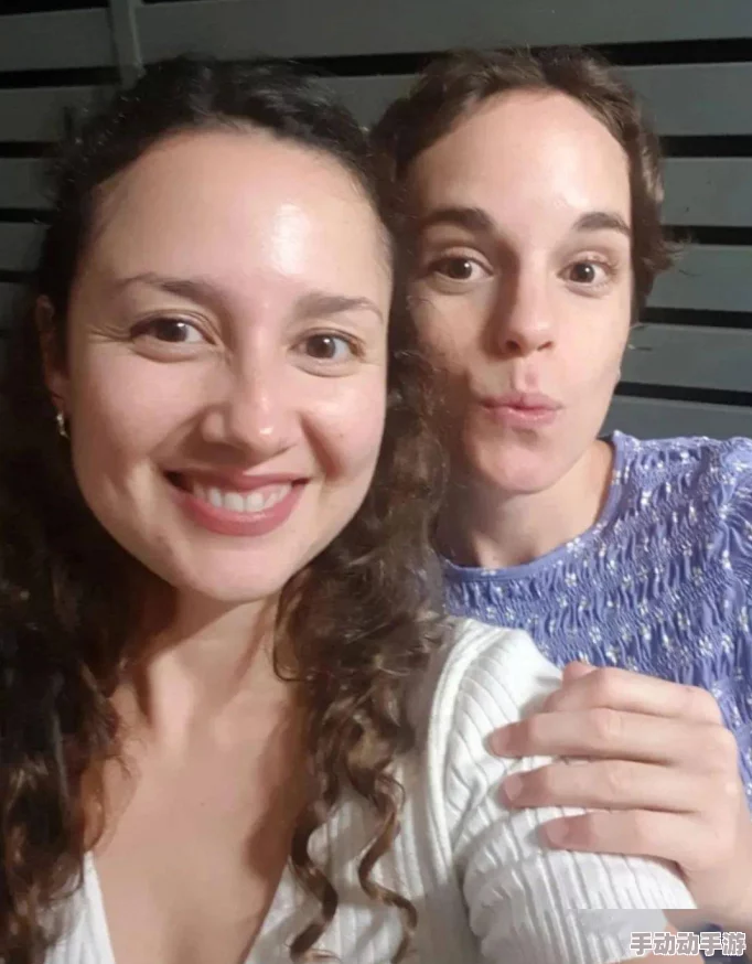 双飞两个老熟女真是败火，令人惊叹的激情瞬间让人目瞪口呆，难以置信的体验引发热议！