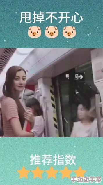 当我在洗澡时，姐姐意外地让我感到尴尬的勃起瞬间