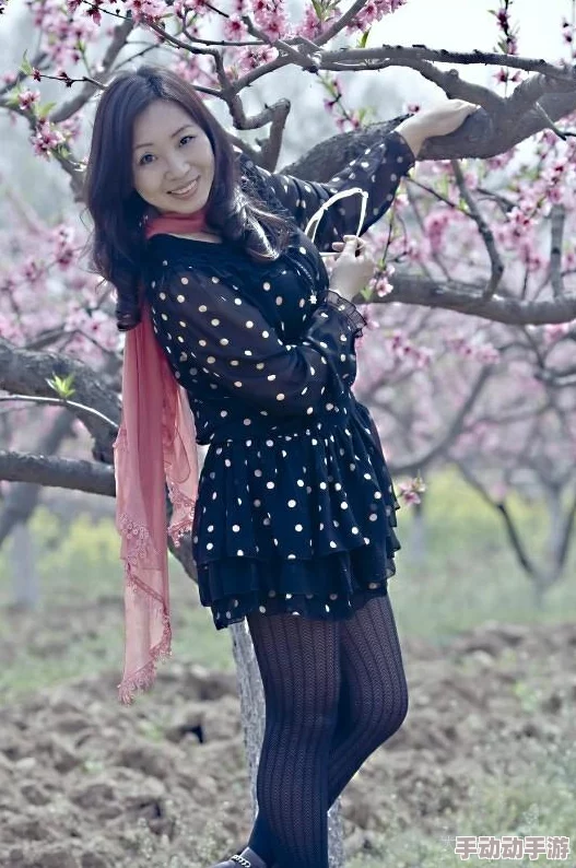 成熟美妇在田间耕耘，绽放菊蕾的芬芳与智慧之旅