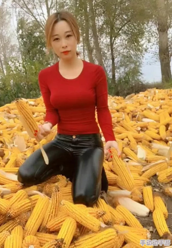 成熟美妇在田间耕耘，绽放菊蕾的芬芳与智慧之旅