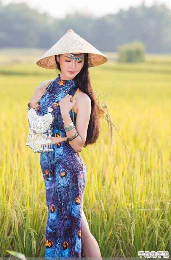 成熟美妇在田间耕耘，绽放菊蕾的芬芳与智慧之旅