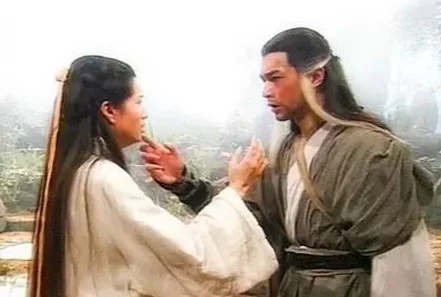 尹志平与小龙女之间的情感纠葛：粗大挺进背后的故事与解读