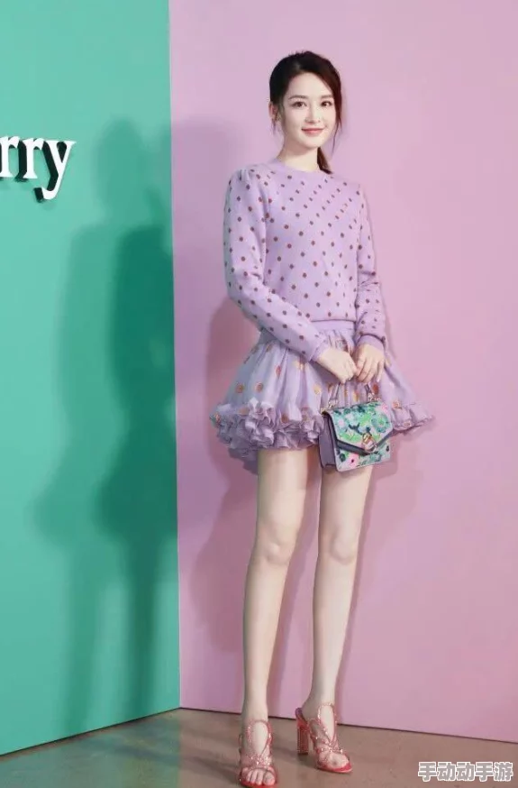国产美女白丝袜精品_a不卡：最新动态展示了多位模特的时尚穿搭，展现出独特魅力与风格，引发网友热议