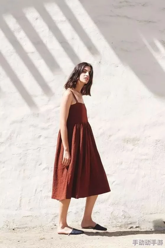 在夜色中轻柔解开她的裙子，感受彼此心跳交融的瞬间与温暖的亲密接触