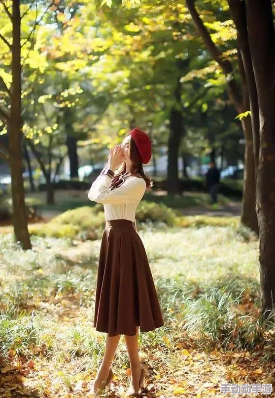 在夜色中轻柔解开她的裙子，感受彼此心跳交融的瞬间与温暖的亲密接触