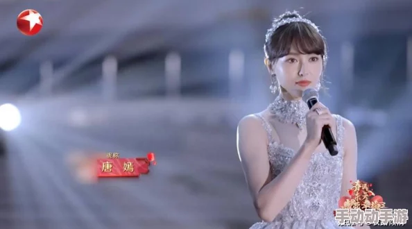 在夜色中轻柔解开她的裙子，感受彼此心跳交融的瞬间与温暖的亲密接触