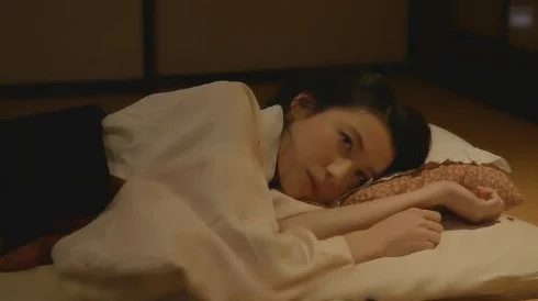 在夫面前侵犯完整版：揭示禁忌与欲望交织的复杂情感世界