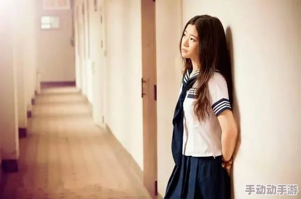 在青春的懵懂岁月里，女同桌洗澡时让我随意触碰她胸部的那段秘密回忆