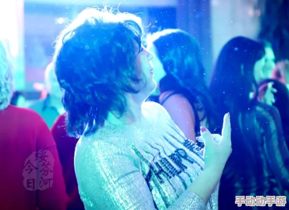 在夜色中绽放的激情：那些让人心跳加速的美女与她们的欢愉呐喊