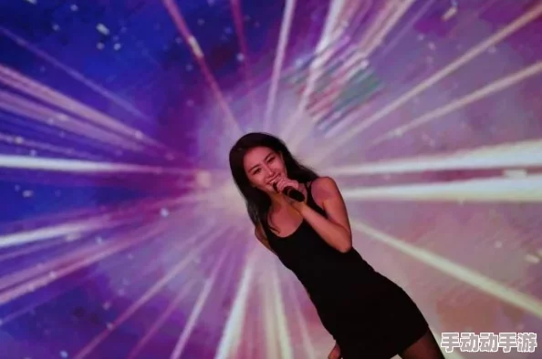 在夜色中绽放的激情：那些让人心跳加速的美女与她们的欢愉呐喊