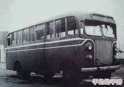 公交车上拨出来我是小，乘客们纷纷围观，现场气氛热烈，引发大家对公共交通的关注与讨论