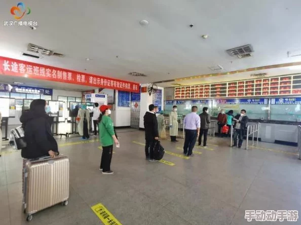 公交车上拨出来我是小，乘客们纷纷围观，现场气氛热烈，引发大家对公共交通的关注与讨论