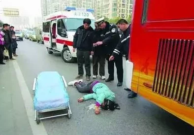 公交车上啪啪啪：乘客目击惊人一幕，社交媒体热议公共场合的行为规范与道德底线