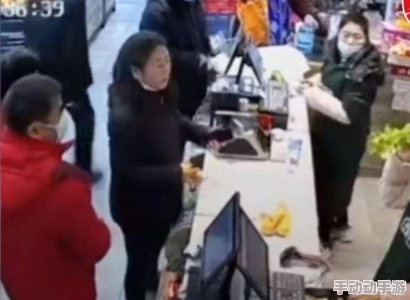 娇妻被几个社区老头，网友纷纷表示震惊，认为社会风气堪忧，同时也呼吁加强对老年人的关爱与教育