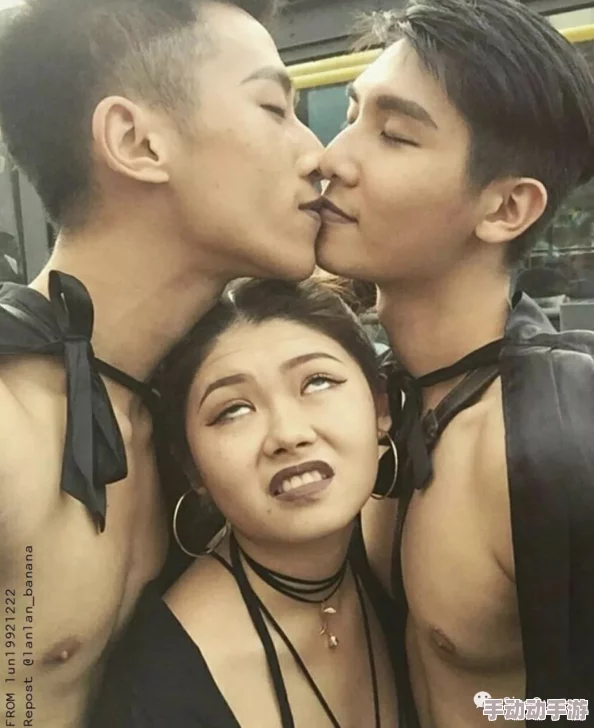 亚洲男同gay视频:新兴潮流引发热议,社交平台上涌现大量创作者与观众互动不断升级 亚洲男同gay视频:新兴潮流引发热议,社交平台上涌现大量创作者与观众互动不断升级