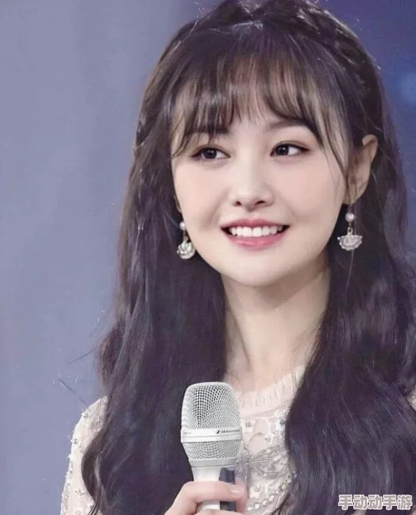 在温暖的浴室中，女仆与主人之间的亲密互动：洗澡时光里的秘密游戏与情感交织