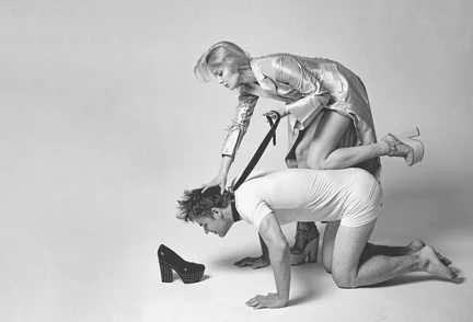 在权力与欲望的交织中：主人严厉总裁与贱受之间的禁忌BDSM游戏探秘