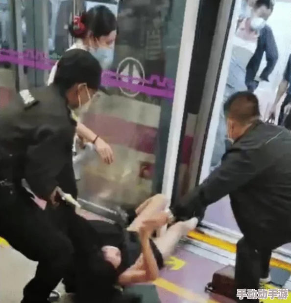 女生被舔底下视频引发热议，相关人员已被警方拘留，事件背后真相逐渐浮出水面，引发社会广泛关注