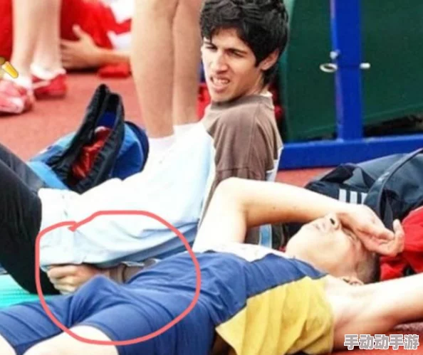 当他轻轻脱下我的内裤，瞬间的亲密让我们陷入了无法自拔的视频世界