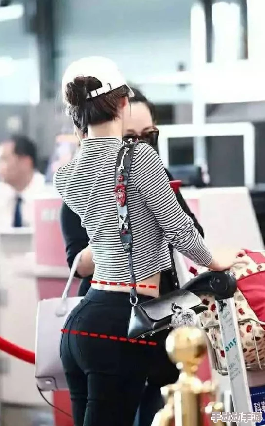 办公室内轻柔揉捏白衬衣里的双乳，释放压力与诱惑的完美结合