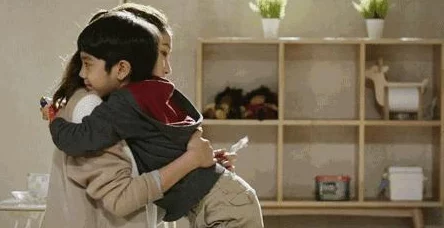 吸h事件引发社会热议，专家呼吁加强青少年心理健康教育与干预措施！