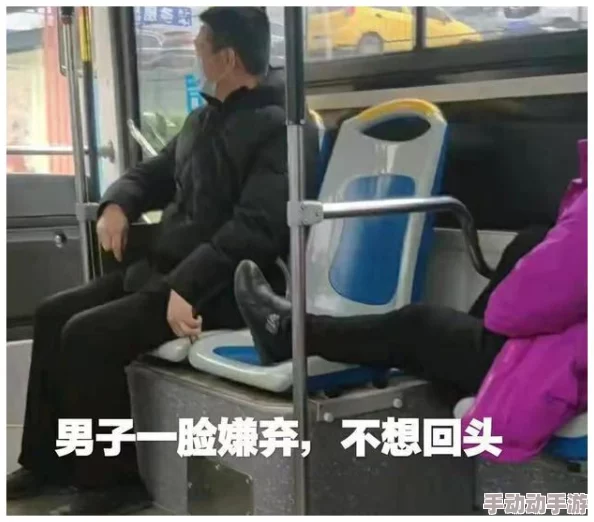 公车上短裙女孩与座椅的亲密摩擦，意外捕捉到的青春瞬间视频引发热议！
